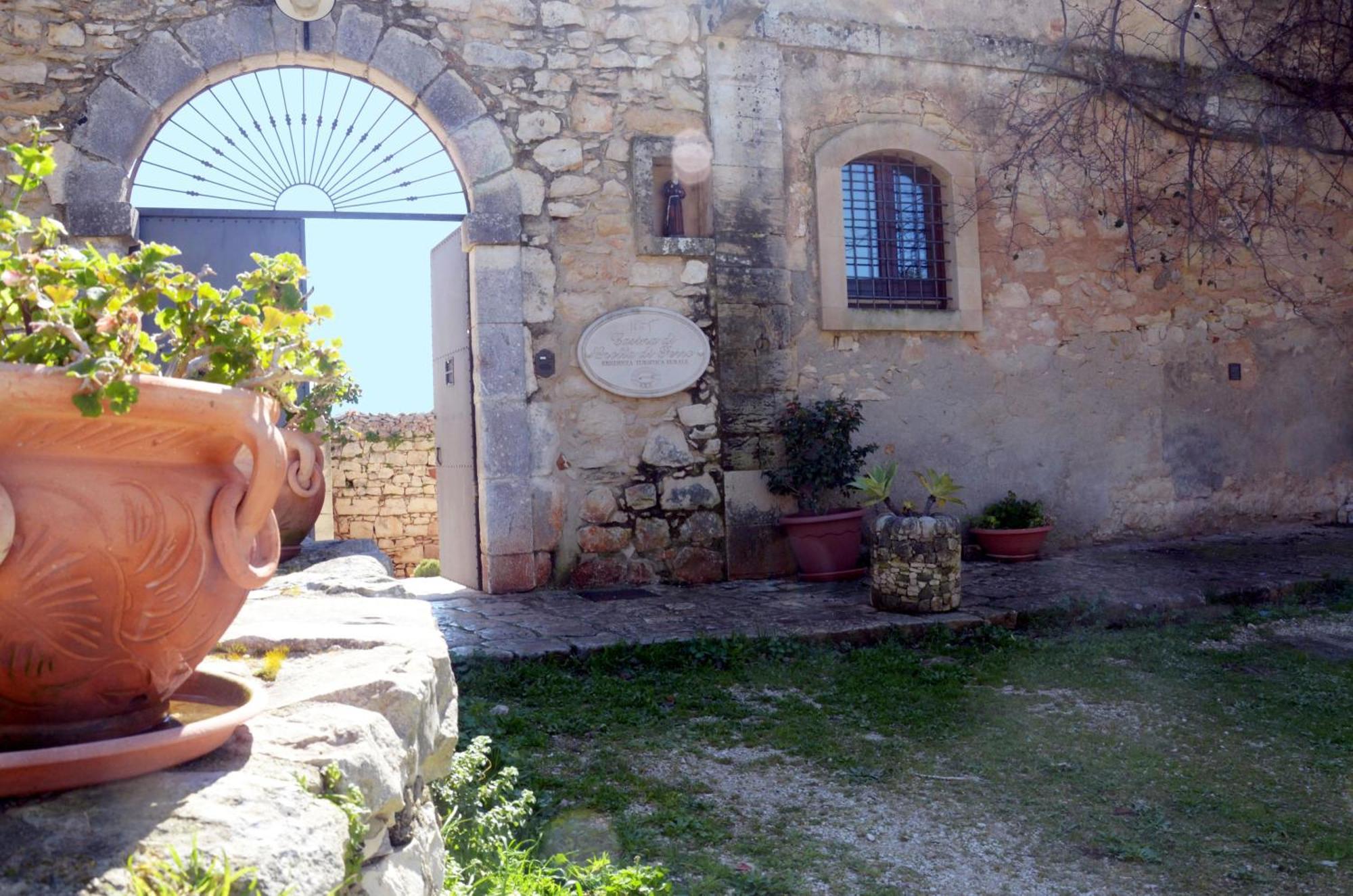 Casina Di Grotta Di Ferro Pensionat Santa Croce Camerina Exteriör bild